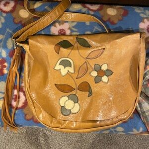 Hobo bag. Very nice and stylish.